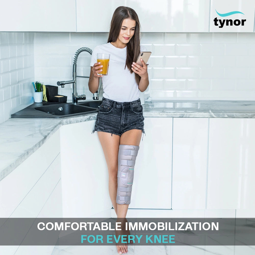 Does the Tynor Knee Immobilizer contain metal splints